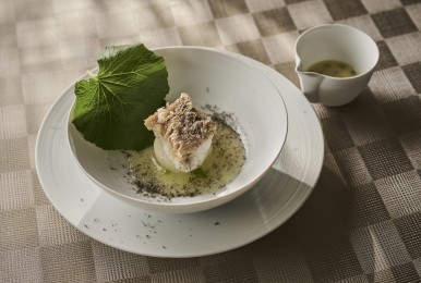 甘鯛の鱗焼き　冬瓜のボリートと山葵香るバターソース