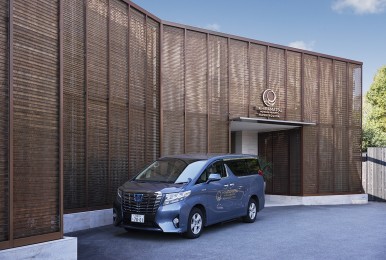 ホテル外観と送迎車