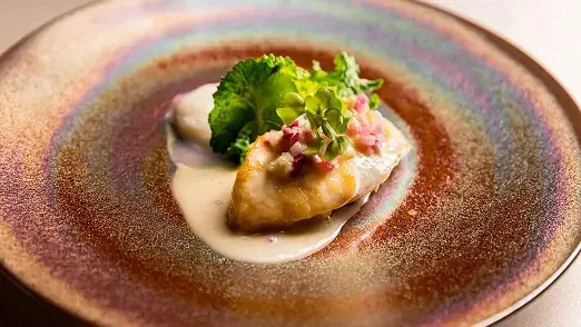 土地の根に触れ、もてなしの花が咲く