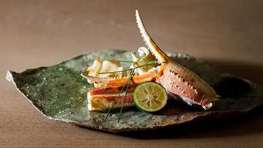 松の葉が舞う京の冬