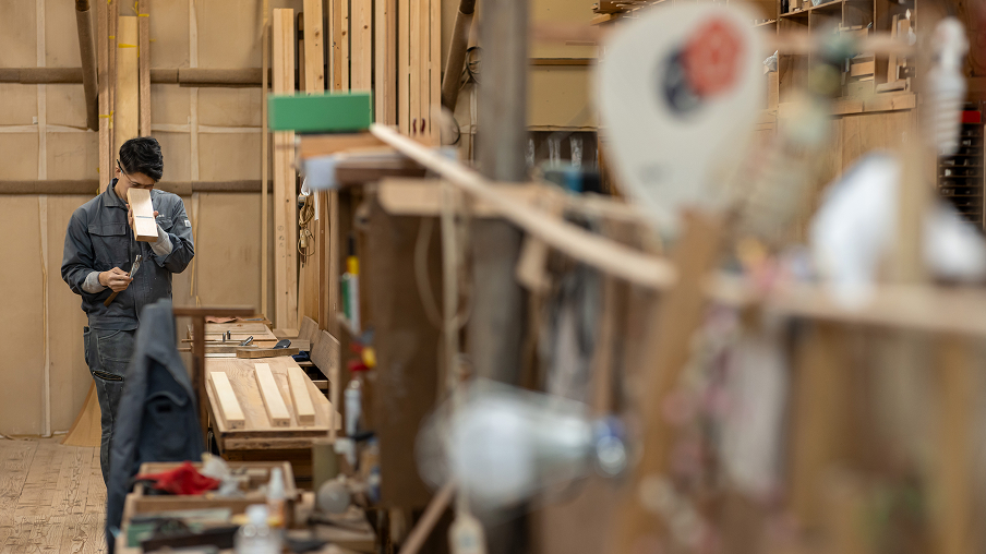 大徳寺の門前に構える工房