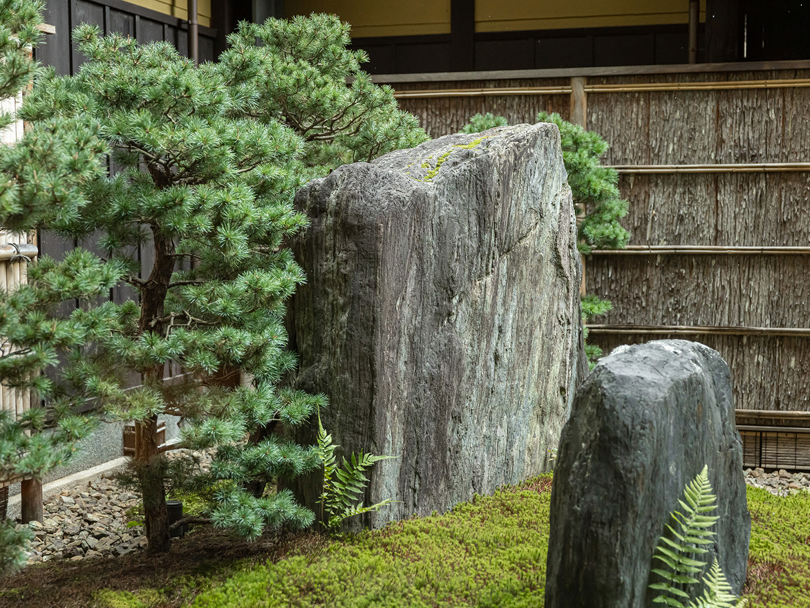 石は骨格、木は化粧