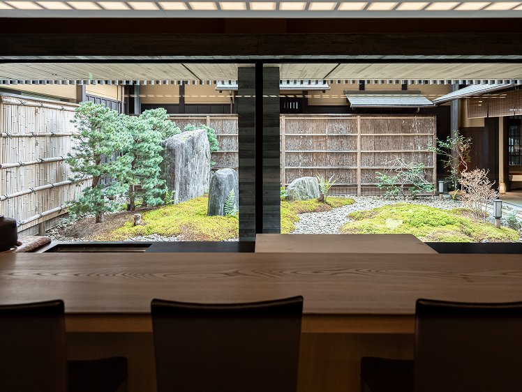 コーア・クリントの「レッドチェア」が映える「割烹 いずみ」のカウンター。