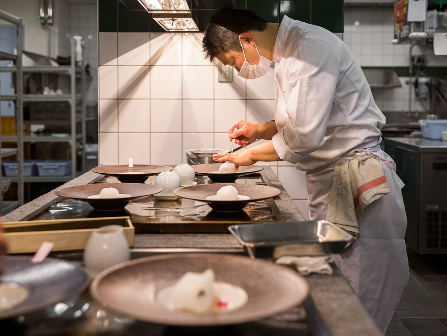 厨房を自在に動き続ける柳原だが、盛り付けの際の集中力もすさまじい。