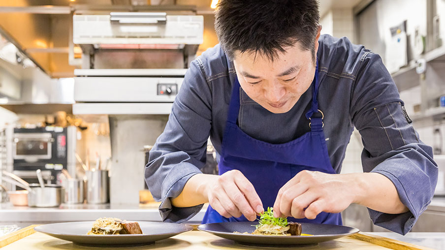 料理と向き合っているときの木下は、この上なく楽しそうだ。