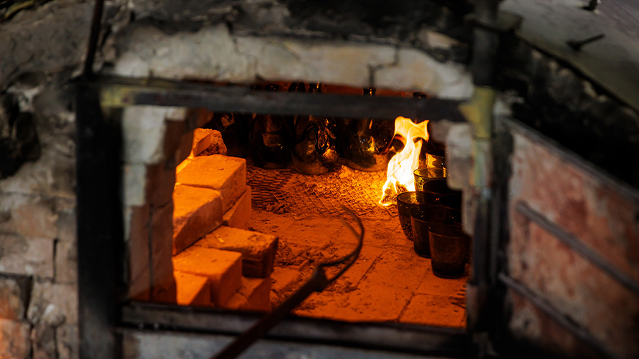 伝統的な窯では、紙を投げ入れて火が付くまでの時間で温度を測る。