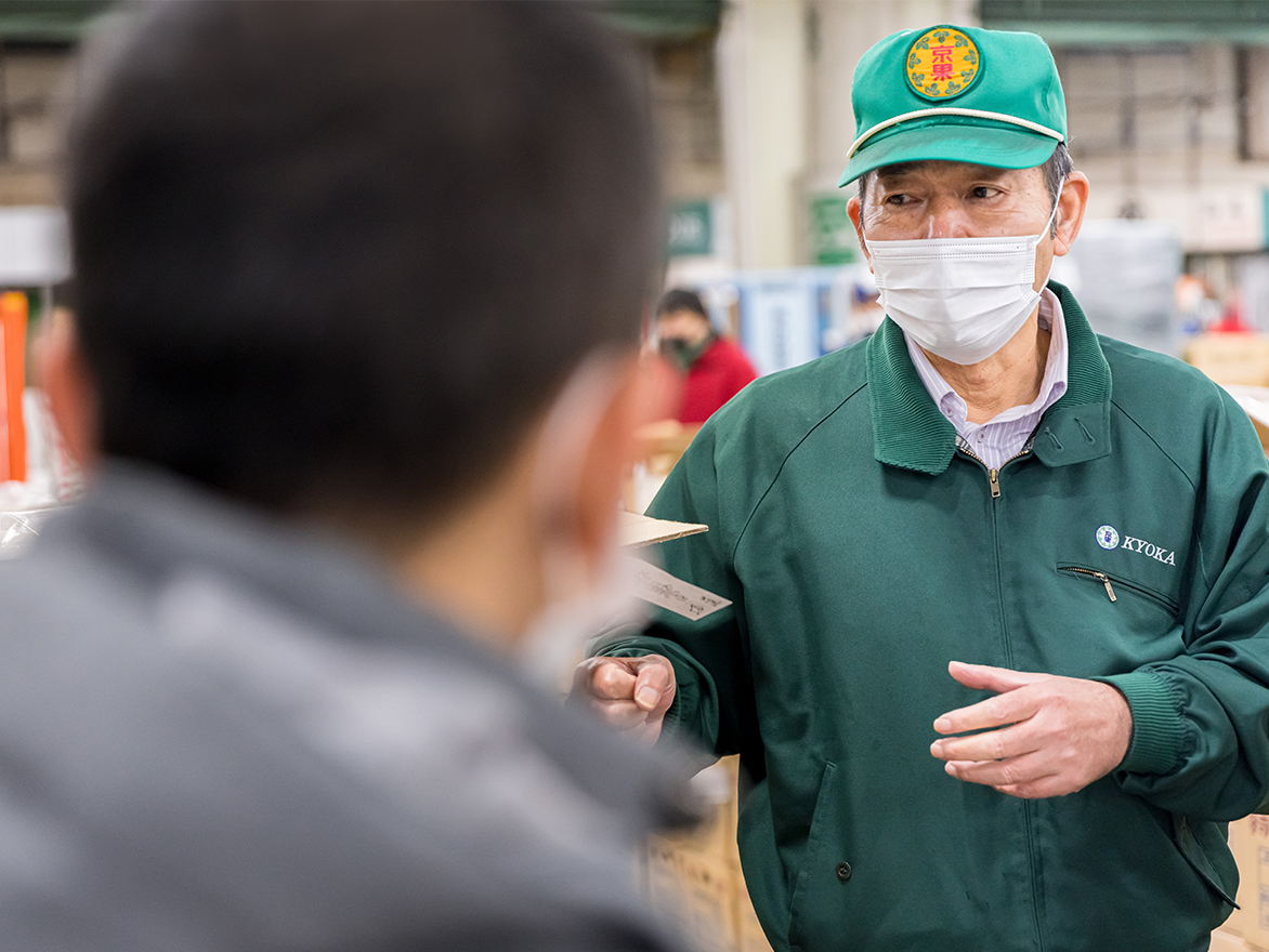 初代「京野菜マイスター」の松本さんが場内とせりを案内してくれた。