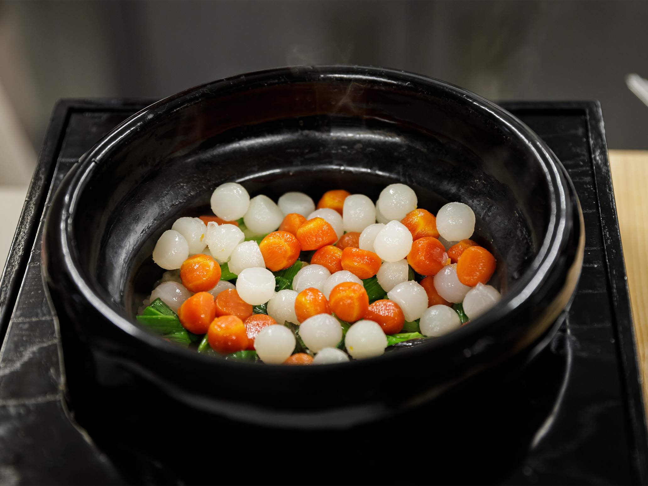 冬の豊かな恵みが鮮やかに彩りを添える。