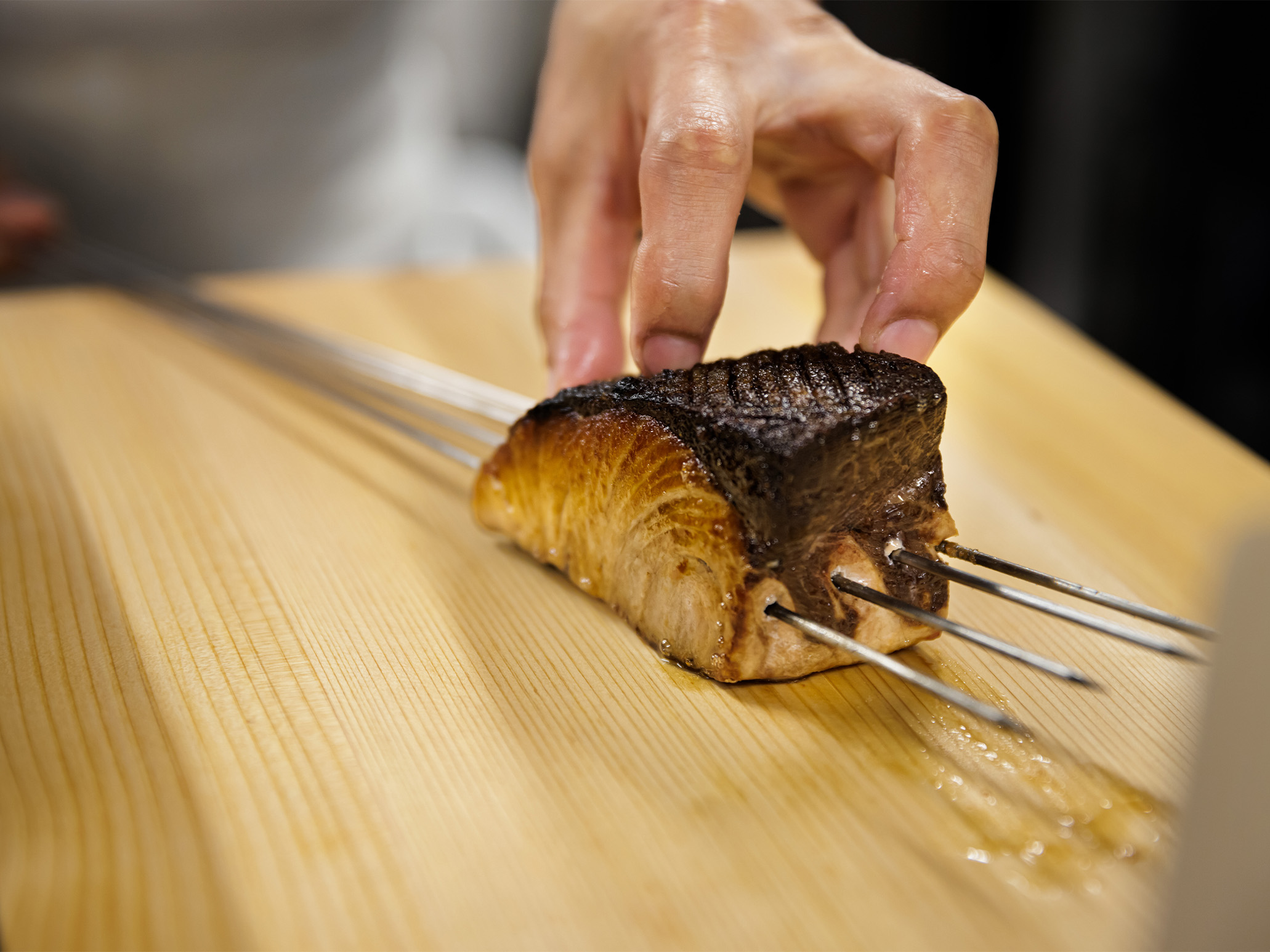 炭火で香ばしく焼かれ、脂がきらきら輝く氷見産の寒鰤。