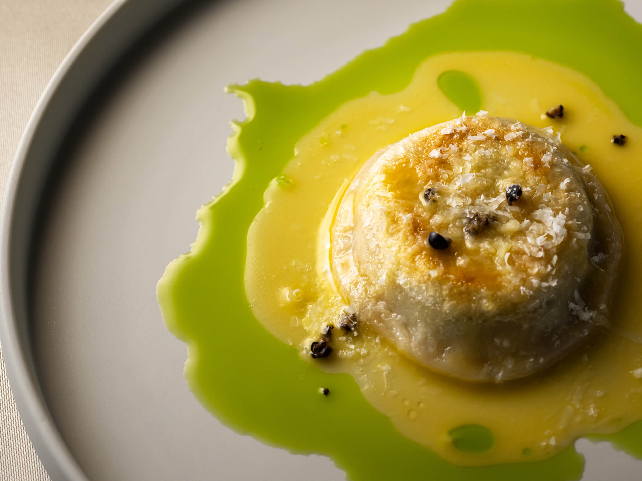 ソースの鮮やかなコントラストが美しい。ラビオリにもおやきにも見えるから不思議だ。